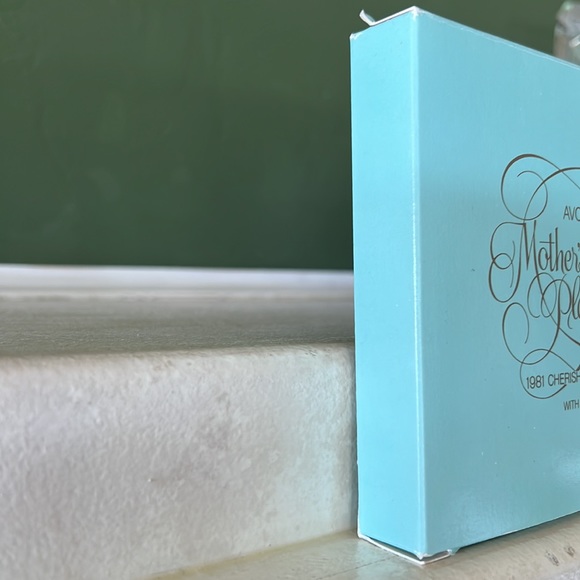 Avon 1981 Small Mother’s Day Cherished Moments Plate With Stand - Picture 11 of 14